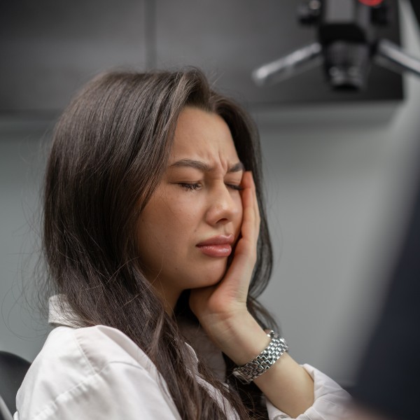 Patient mit Schmerzen beim Arzt